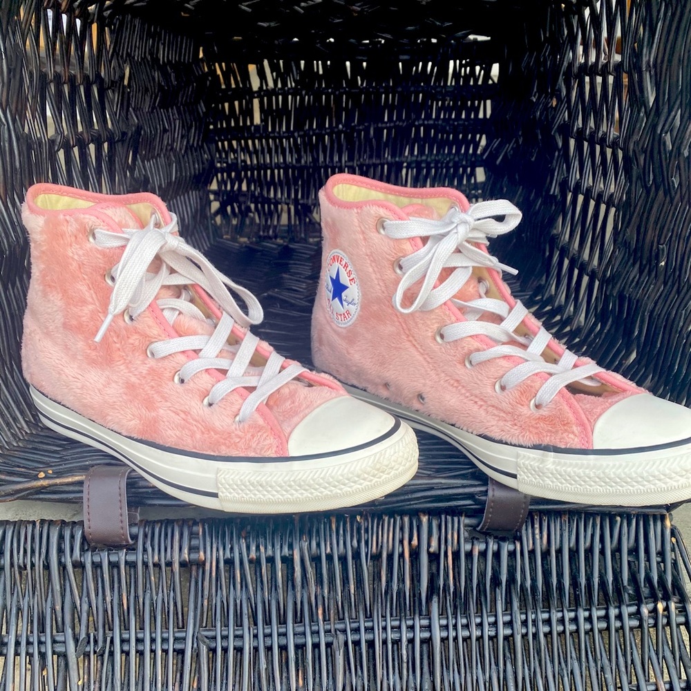 PINK FLUFFY CONVERSE
